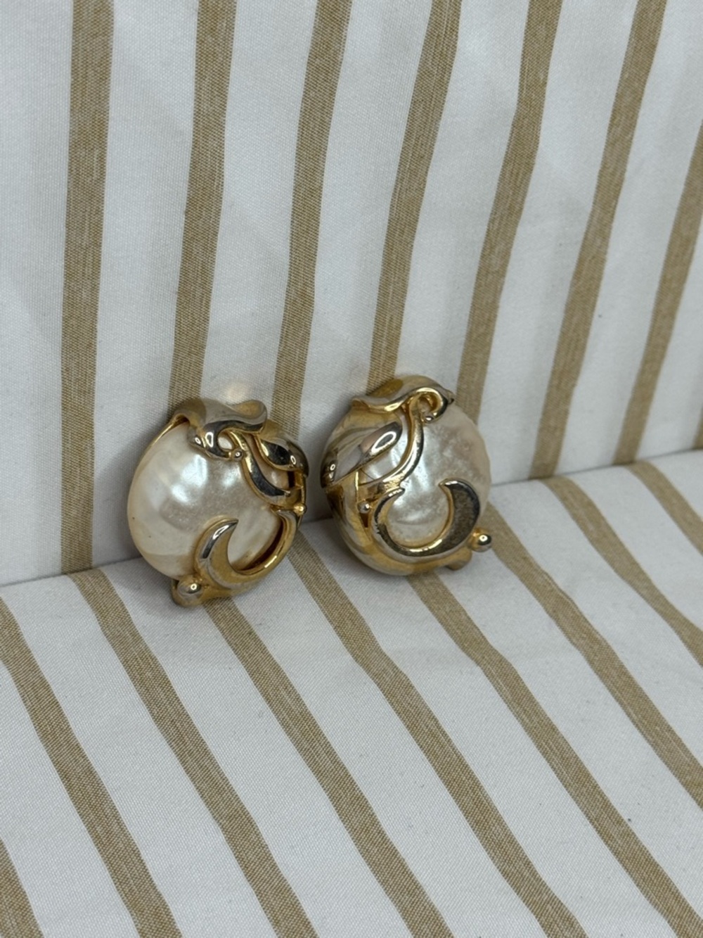 Vtg Givenchy Earrings, Large Faux Baroque Pearl Clip Earrings Gold Tone Vintage - Picture 3 of 7